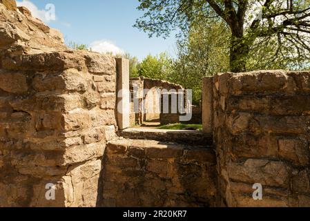 Das Jakab-Hügel-Kloster Palos im Meksek-Gebirge Ungarns. Herrliche barocke architektonische Ruinen in der Nähe des Dorfes Kovagoszolos in Baranya County. T Stockfoto