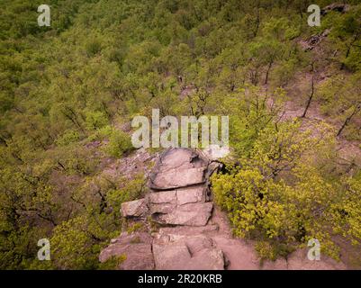 Zsongor-ko ist ein berühmter Aussichtspunkt im Meksek-Gebirge Ungarn. In der Nähe befindet sich das Dorf Kovagoszolos im Bezirk Baranya. Beliebtes Wanderziel. Stockfoto