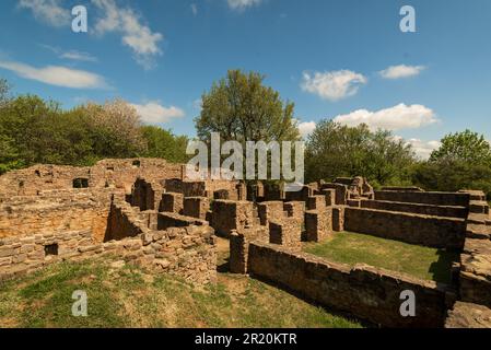 Das Jakab-Hügel-Kloster Palos im Meksek-Gebirge Ungarns. Herrliche barocke architektonische Ruinen in der Nähe des Dorfes Kovagoszolos in Baranya County. T Stockfoto