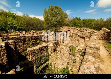 Das Jakab-Hügel-Kloster Palos im Meksek-Gebirge Ungarns. Herrliche barocke architektonische Ruinen in der Nähe des Dorfes Kovagoszolos in Baranya County. T Stockfoto