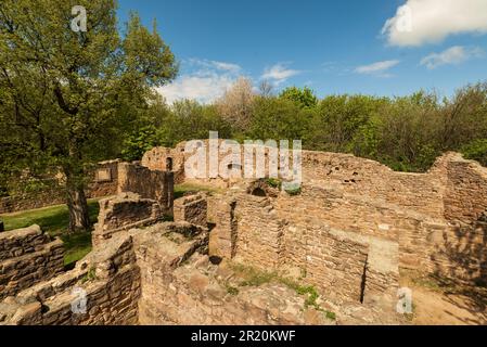 Das Jakab-Hügel-Kloster Palos im Meksek-Gebirge Ungarns. Herrliche barocke architektonische Ruinen in der Nähe des Dorfes Kovagoszolos in Baranya County. T Stockfoto