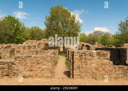 Das Jakab-Hügel-Kloster Palos im Meksek-Gebirge Ungarns. Herrliche barocke architektonische Ruinen in der Nähe des Dorfes Kovagoszolos in Baranya County. T Stockfoto