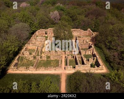 Das Jakab-Hügel-Kloster Palos im Meksek-Gebirge Ungarns. Herrliche barocke architektonische Ruinen in der Nähe des Dorfes Kovagoszolos in Baranya County. T Stockfoto