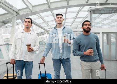 Reisende Mit Travel Suitcases Und Kaffee Am Flughafen Stockfoto