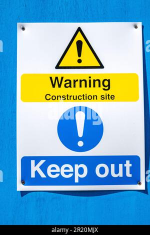 Halten Sie sich fern, Warnschild für Gesundheit und Sicherheit auf der Baustelle UK Stockfoto