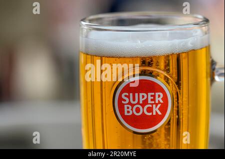 Lissabon, Portugal - 30. April 2023: Ein großer Bierbecher mit der Marke Super Bock. Stockfoto