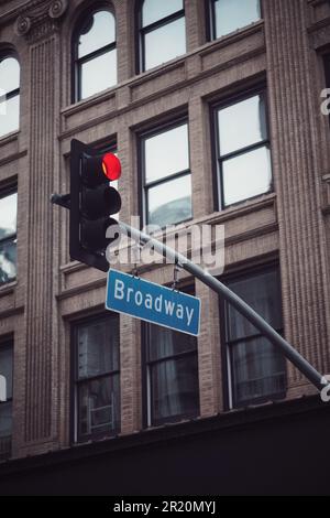 Eine vertikale Ampel und ein „Broadway“-Schild in Los Angeles, Kalifornien Stockfoto