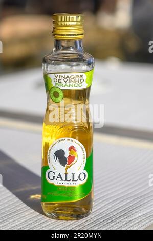 Lissabon, Portugal - 30. April 2023: Eine kleine Flasche Gallo mit Essig in einem Terrassenrestaurant Stockfoto