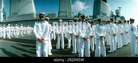 Marinedivisionen auf dem Deck der HMS Unbesiegbar, 1984 Stockfoto