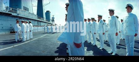 Marinedivisionen auf dem Deck der HMS Unbesiegbar, 1984 Stockfoto