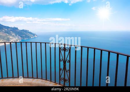Malerischer Blick auf eine Terrasse in Ravello mit Blick auf die Amalfiküste, Italien Stockfoto