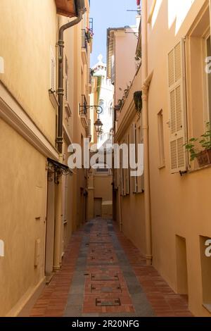 Monaco-Ville, Monaco, April 20. 2023:- Ein Blick auf die engen Gassen in Monaco-Ville, der Altstadt des Fürstentums Monaco Stockfoto