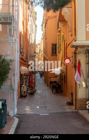 Monaco-Ville, Monaco, April 20. 2023:- Ein Blick auf die engen Gassen in Monaco-Ville, der Altstadt des Fürstentums Monaco Stockfoto