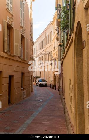 Monaco-Ville, Monaco, April 20. 2023:- Ein Blick auf die engen Gassen in Monaco-Ville, der Altstadt des Fürstentums Monaco Stockfoto