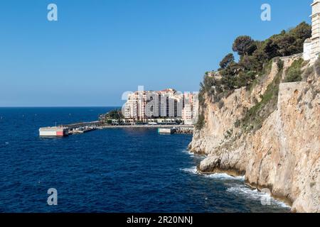 Monaco-Ville, Monaco, 20. 2023. April:- die Küste des Felsen von Monaco, unterhalb von Monaco-Ville Stockfoto