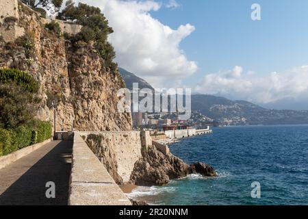 Monaco-Ville, Monaco, 20. 2023. April:- die Küste des Felsen von Monaco, unterhalb von Monaco-Ville Stockfoto