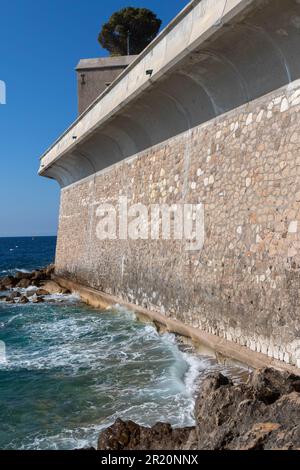 Monaco-Ville, Monaco, 20. 2023. April:- die Küste des Felsen von Monaco, unterhalb von Monaco-Ville Stockfoto