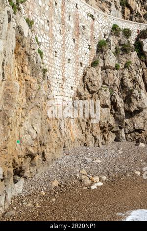 Monaco-Ville, Monaco, 20. 2023. April:- die Küste des Felsen von Monaco, unterhalb von Monaco-Ville Stockfoto