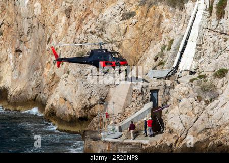 Monaco-Ville, Monaco, 20. 2023. April: Ein Hubschrauber, der in der Nähe des Felsens von Monaco fliegt Stockfoto