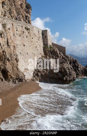 Monaco-Ville, Monaco, 20. 2023. April:- die Küste des Felsen von Monaco, unterhalb von Monaco-Ville Stockfoto