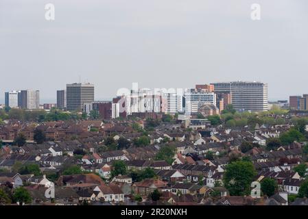 Blick von oben auf Southend on Sea, Essex, Großbritannien. Wohnhäuser und Hochhaus-Apartmentlandschaft. Skyscape der Stadt Stockfoto