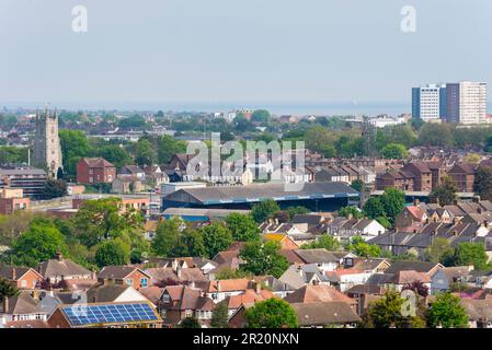 Blick von oben auf Southend on Sea, Essex, Großbritannien. Southend Utd Roots Hall Fußballstadion umgeben von Wohnhäusern. Skyscape der Stadt Stockfoto