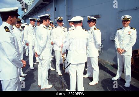 Divisionen, einschließlich Prinz Andrew von HMS Unbesiegbar, 1984 Stockfoto