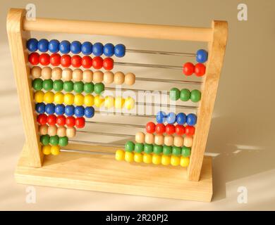 Farbenfroher und vollständig aus Holz bestehender asiatischer Abakusrechner Stockfoto