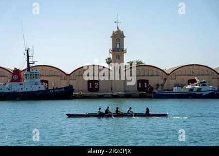 Kanu im Hafen mit einem Fischerboot im Hintergrund und Gebäuden mit den Nummern 12 und 11 Stockfoto