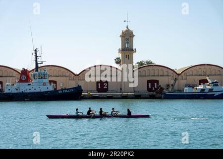 Kanu im Hafen mit einem Fischerboot im Hintergrund und Gebäuden mit den Nummern 12 und 11 Stockfoto