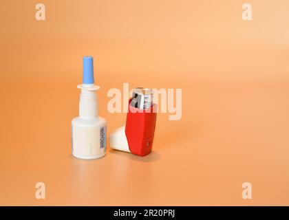 Nasenspray und Asthmamedikation Stockfoto