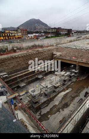 Baustelle eines Tunnels unter dem Fluss Rimac für eine neue Autobahn und gelbe Linie Via Expresa Buslinie, Lima, Peru. Der Tunnel verläuft 1,8km m unter dem Fluss Rimac, der umgeleitet wurde, um Bauarbeiten zu ermöglichen. Die Arbeiten begannen im Januar 2012 und dauerten 6 Jahre, der Tunnel wurde im Juni 2018 eröffnet. Das brasilianische Unternehmen OAS hat den Tunnel gebaut. Der konische Hügel im Hintergrund ist Cerro San Cristobal. Stockfoto