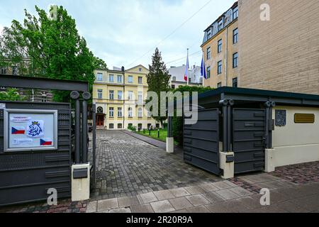 Riga, Lettland. 16. Mai 2023. Die Botschaft der Tschechischen Republik in Riga, Lettland, 16. Mai 2023. Die lettischen Hockeyfans brachten am Vortag Blumen in die Botschaft, als tröstende Geste nach der Niederlage der tschechischen Nationalmannschaft im Hockeyweltmeisterschaftsspiel zwischen der Tschechischen Republik und Lettland. Aufgrund von Regen wurden die Blumen am nächsten Tag gereinigt. Kredit: David Tanecek/CTK Photo/Alamy Live News Stockfoto