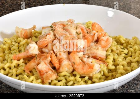 Frisch zubereitete Garnelen und Nudeln in einer weißen Schüssel. Stockfoto