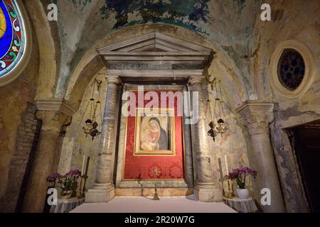 Madonna della Misericordia Gemälde (14. Jahrhundert), Kapelle der Jungfrau, San Benedetto in Piscinula, Trastevere, Rom, Italien Stockfoto