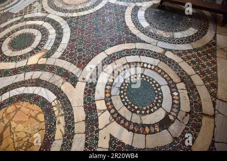 Cosmati Floor, San Benedetto in Piscinula, Trastevere, Rom, Italien Stockfoto