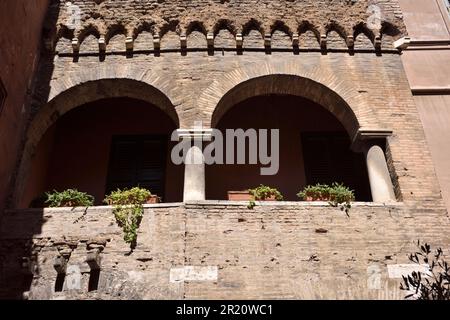 Mittelalterliches Gebäude an der Stelle der ältesten Synagoge in Rom, Vicolo dell'Atleta, Trastevere, Rom, Italien Stockfoto