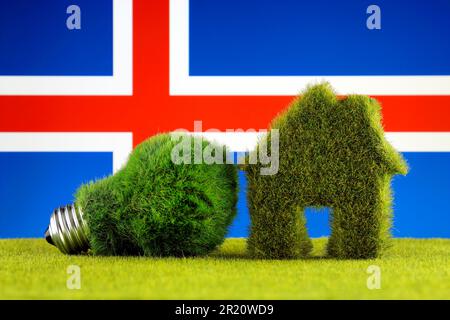Grüne Energiesparlampe, Öko-Haus-Symbol und Island Flag. Erneuerbare Energien. Strompreise, Energieeinsparung im Haushalt. Stockfoto