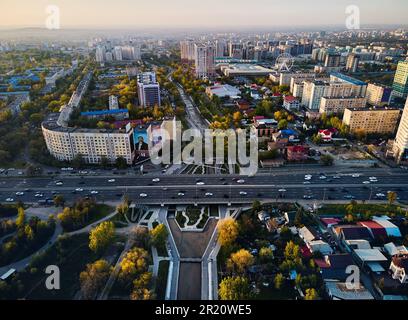 Draufsicht über den großen Fluss Almaty und die Straße alfarabi mit Autos und Gebäuden in Almaty City, Kasachstan Stockfoto