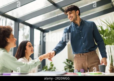 Multiethnische Geschäftsleute Schütteln Sich Während Des Bewerbungsgesprächs Im Büro Die Hand Stockfoto