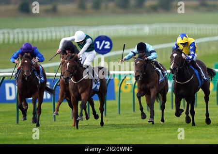 Aktenfoto von 07-10-2022 von Midnight Mile (zweite links), der eine starke, in Yorkshire trainierte Herausforderung für die Tattersalls Musidora Stakes in York leitet. Ausgabedatum: Dienstag, 16. Mai 2023. Stockfoto