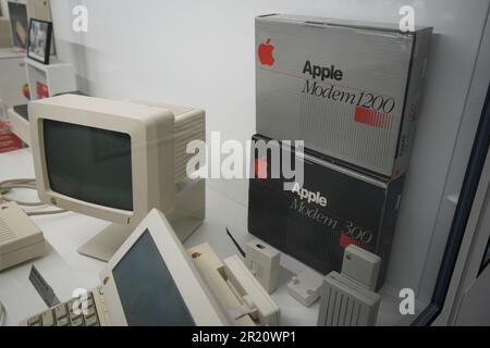 Warschau, Polen. 16. Mai 2023. Am 16. März 2023 werden im Apple Museum in Warschau, Polen, Boxen für klassische Apple-Modems ausgestellt. Am Mittwoch findet der UN-Welttag für Telekommunikation und Informationsgesellschaft statt, an dem die Welt die Vorteile der Telekommunikations- und Internet-Technologien (IKT) und die Möglichkeiten zur Überwindung der digitalen Kluft herausstellt. (Foto: Jaap Arriens/Sipa USA) Guthaben: SIPA USA/Alamy Live News Stockfoto