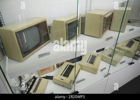 Warschau, Polen. 16. Mai 2023. Ältere Apple Moitor und Drucker sind am 16. März 2023 im Apple Museum in Warschau (Polen) zu sehen. Am Mittwoch findet der UN-Welttag für Telekommunikation und Informationsgesellschaft statt, an dem die Welt die Vorteile der Telekommunikations- und Internet-Technologien (IKT) und die Möglichkeiten zur Überwindung der digitalen Kluft herausstellt. (Foto: Jaap Arriens/Sipa USA) Guthaben: SIPA USA/Alamy Live News Stockfoto