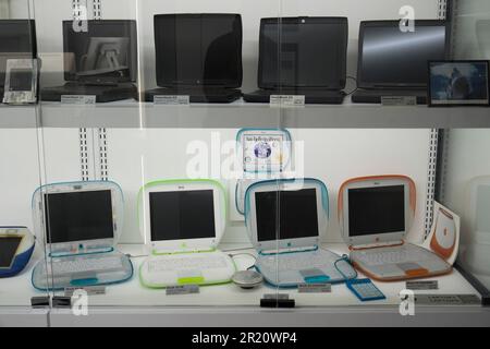 Warschau, Polen. 16. Mai 2023. Alte iBook- und PowerBook-Laptops werden am 16. März 2023 im Apple Museum in Warschau, Polen, gesehen. Am Mittwoch findet der UN-Welttag für Telekommunikation und Informationsgesellschaft statt, an dem die Welt die Vorteile der Telekommunikations- und Internet-Technologien (IKT) und die Möglichkeiten zur Überwindung der digitalen Kluft herausstellt. (Foto: Jaap Arriens/Sipa USA) Guthaben: SIPA USA/Alamy Live News Stockfoto