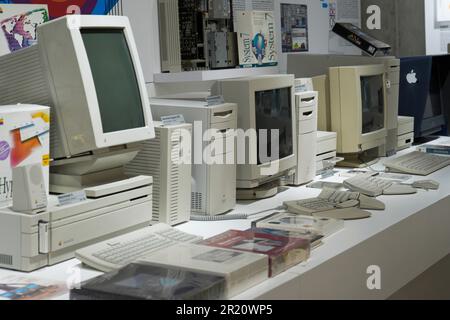 Warschau, Polen. 16. Mai 2023. Klassische Apple Macintosh-Computer werden am 16. März 2023 im Apple Museum in Warschau, Polen, ausgestellt. Am Mittwoch findet der UN-Welttag für Telekommunikation und Informationsgesellschaft statt, an dem die Welt die Vorteile der Telekommunikations- und Internet-Technologien (IKT) und die Möglichkeiten zur Überwindung der digitalen Kluft herausstellt. (Foto: Jaap Arriens/Sipa USA) Guthaben: SIPA USA/Alamy Live News Stockfoto