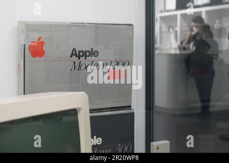 Warschau, Polen. 16. Mai 2023. Am 16. März 2023 werden im Apple Museum in Warschau, Polen, Boxen für klassische Apple-Modems ausgestellt. Am Mittwoch findet der UN-Welttag für Telekommunikation und Informationsgesellschaft statt, an dem die Welt die Vorteile der Telekommunikations- und Internet-Technologien (IKT) und die Möglichkeiten zur Überwindung der digitalen Kluft herausstellt. (Foto: Jaap Arriens/Sipa USA) Guthaben: SIPA USA/Alamy Live News Stockfoto