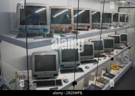 Warschau, Polen. 16. Mai 2023. Klassische Apple iMac-Computer werden am 16. März 2023 im Apple Museum in Warschau, Polen, ausgestellt. Am Mittwoch findet der UN-Welttag für Telekommunikation und Informationsgesellschaft statt, an dem die Welt die Vorteile der Telekommunikations- und Internet-Technologien (IKT) und die Möglichkeiten zur Überwindung der digitalen Kluft herausstellt. (Foto: Jaap Arriens/Sipa USA) Guthaben: SIPA USA/Alamy Live News Stockfoto