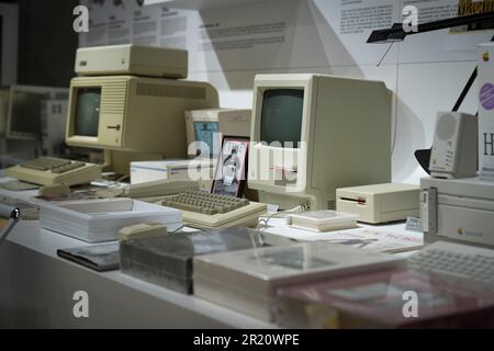 Warschau, Polen. 16. Mai 2023. Klassische Apple Macintosh-Computer werden am 16. März 2023 im Apple Museum in Warschau, Polen, ausgestellt. Am Mittwoch findet der UN-Welttag für Telekommunikation und Informationsgesellschaft statt, an dem die Welt die Vorteile der Telekommunikations- und Internet-Technologien (IKT) und die Möglichkeiten zur Überwindung der digitalen Kluft herausstellt. (Foto: Jaap Arriens/Sipa USA) Guthaben: SIPA USA/Alamy Live News Stockfoto