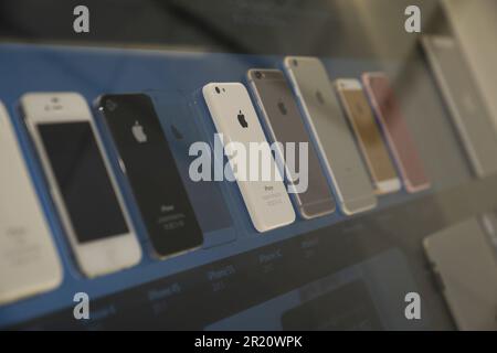 Warschau, Polen. 16. Mai 2023. Ältere iPhone-Modelle werden am 16. März 2023 im Apple Museum in Warschau, Polen, ausgestellt. Am Mittwoch findet der UN-Welttag für Telekommunikation und Informationsgesellschaft statt, an dem die Welt die Vorteile der Telekommunikations- und Internet-Technologien (IKT) und die Möglichkeiten zur Überwindung der digitalen Kluft herausstellt. (Foto: Jaap Arriens/Sipa USA) Guthaben: SIPA USA/Alamy Live News Stockfoto