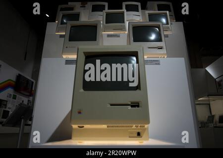 Warschau, Polen. 16. Mai 2023. Klassische Apple Macintosh-Computer werden am 16. März 2023 im Apple Museum in Warschau, Polen, auf dem Bildschirm gesehen. Am Mittwoch findet der UN-Welttag für Telekommunikation und Informationsgesellschaft statt, an dem die Welt die Vorteile der Telekommunikations- und Internet-Technologien (IKT) und die Möglichkeiten zur Überwindung der digitalen Kluft herausstellt. (Foto: Jaap Arriens/Sipa USA) Guthaben: SIPA USA/Alamy Live News Stockfoto